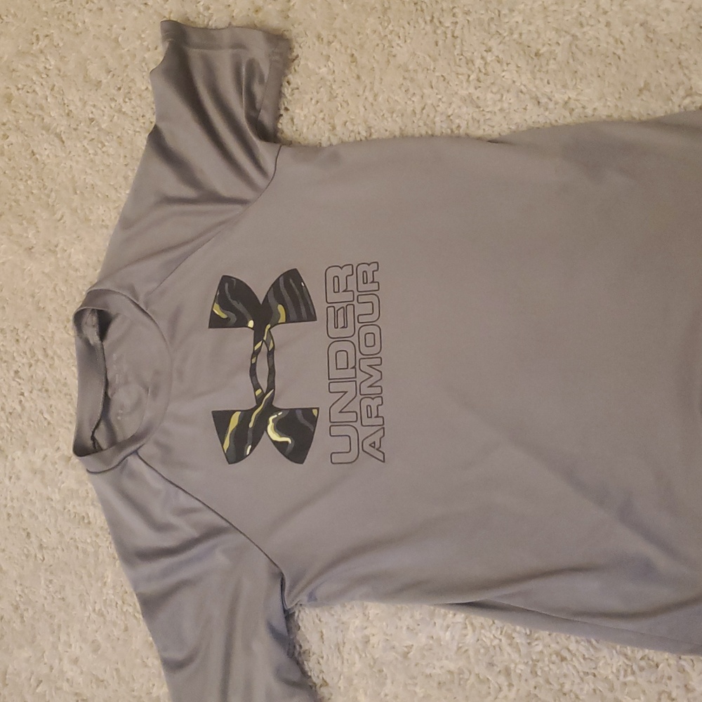 5 For 25$ Under Armour Gray T-Shirt Youth Size Small